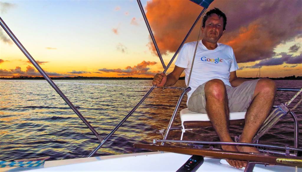 Bruno Prisco a bordo do Pituca, onde participará do Circuito Tecon de Vela Oceânica